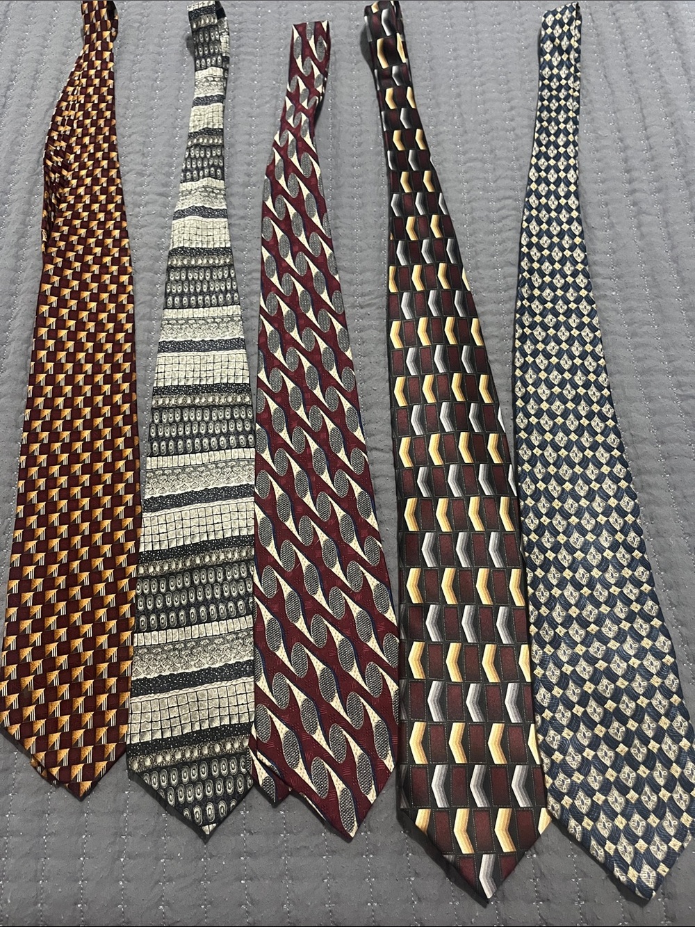 Oscar de la Renta Men's Maroon and Gold Patterned Silk Tie